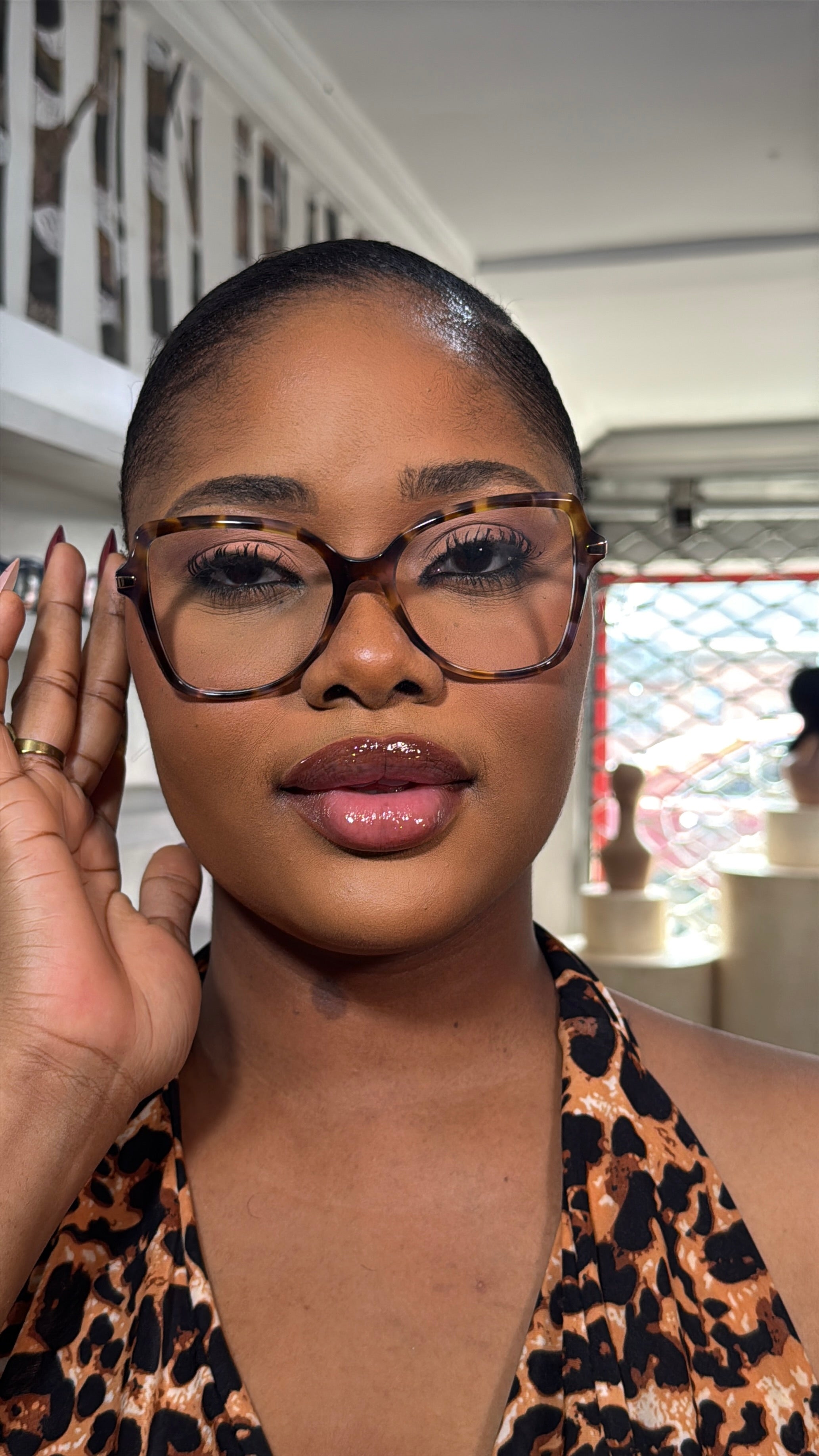 LOLA FRAMES IN LEO